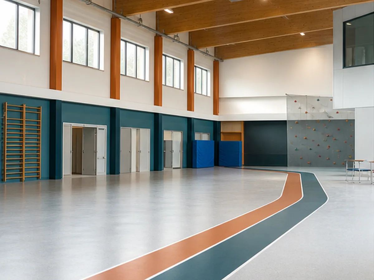 Leerer Indoor-Bewegungsbereich mit hoher Decke